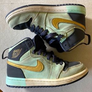 Nike air Jordan’s 1 mid size 11c kids